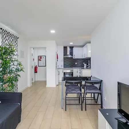 House Black & White * Лісабон