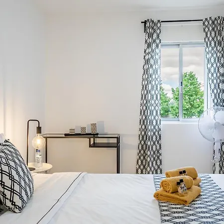 House Black & White *