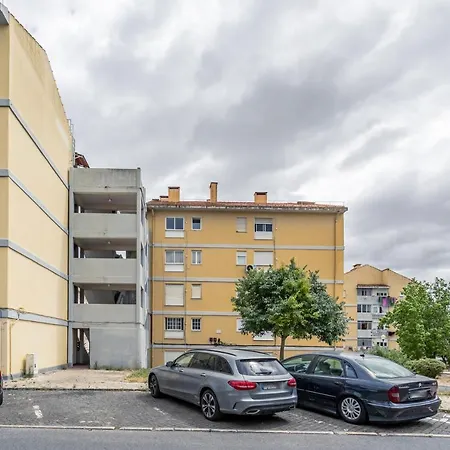 House Black & White شقة *