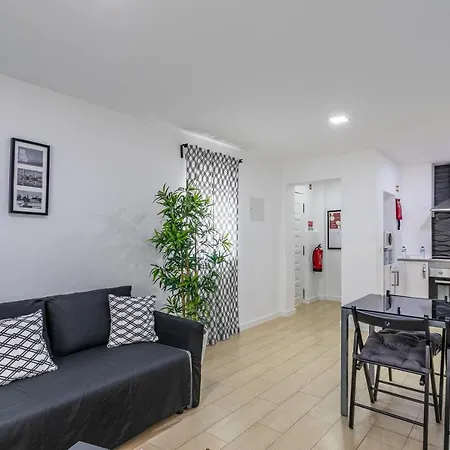 House Black & White Apartman *